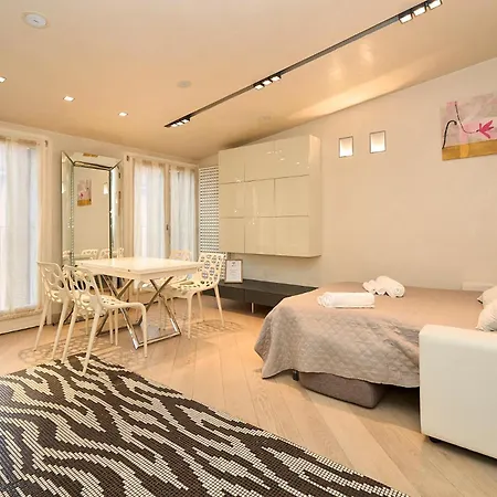 Luxury House - 2 Minutes Walk From Station Lägenhet